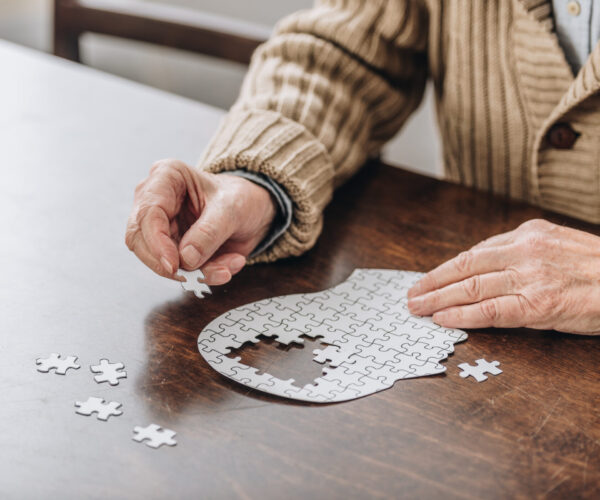 man legt puzzel van de hersenen