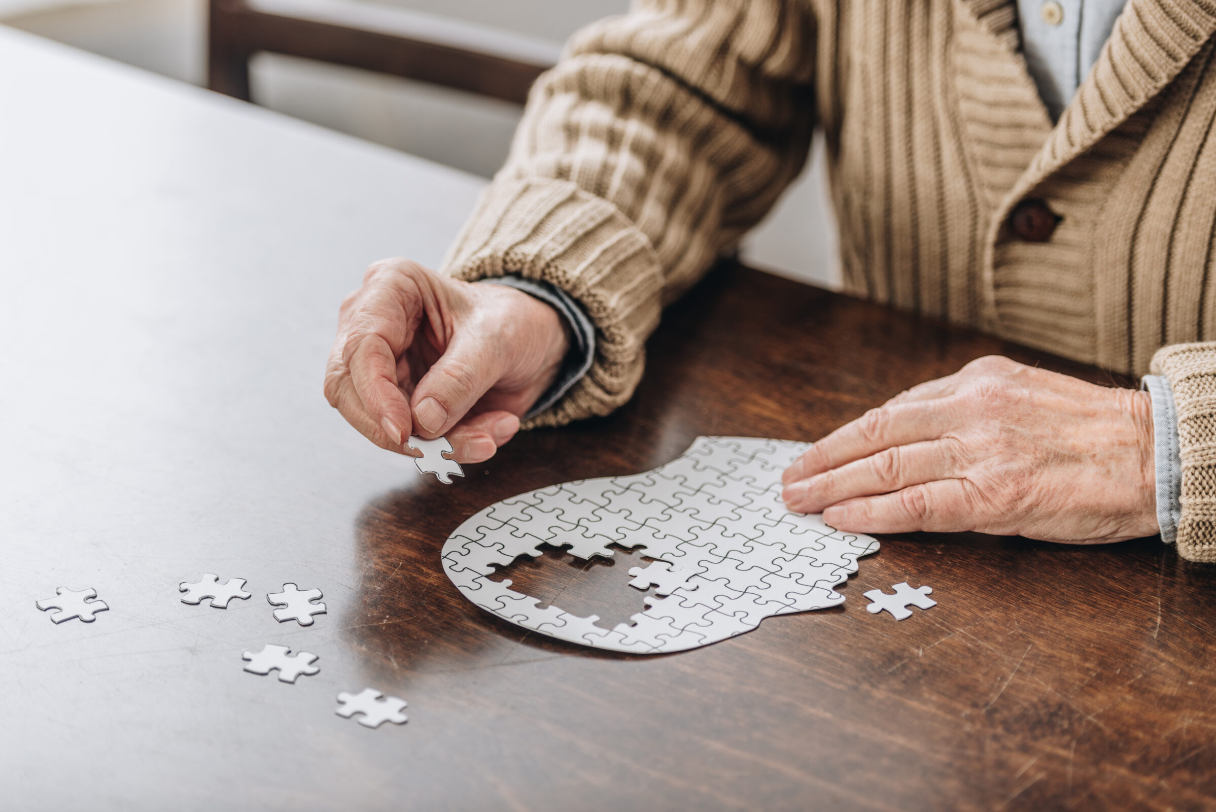 man legt puzzel van de hersenen